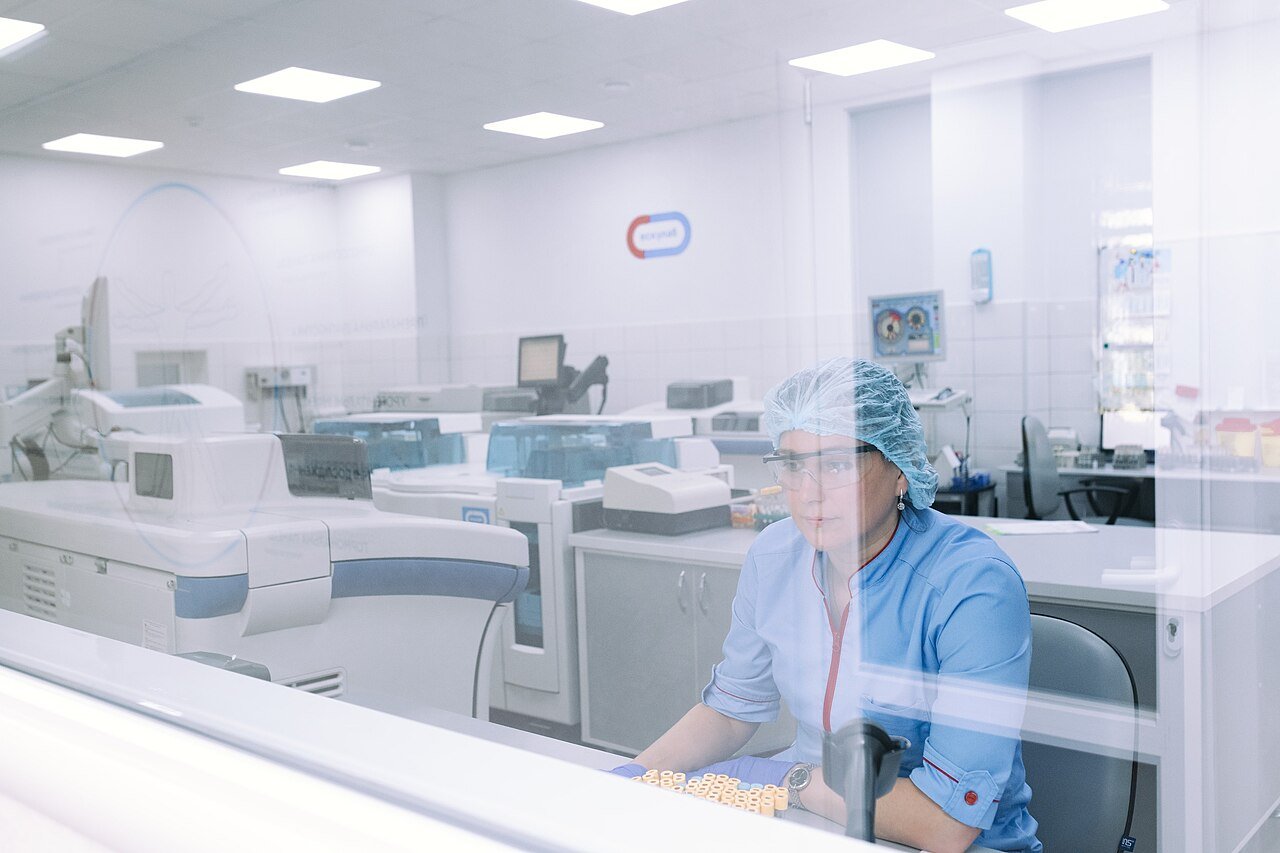 Cosa Sono i Peptidi di Ricerca? Guida Completa 2026 1 Cosa sono i peptidi di ricerca: campioni analizzati in laboratorio con purezza HPLC
