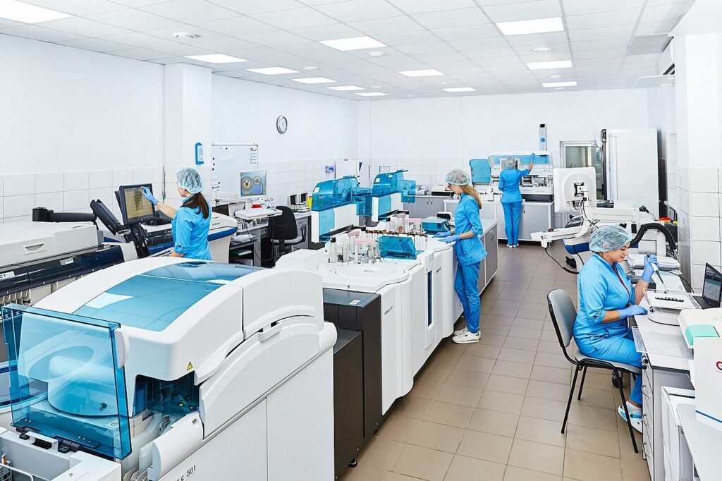TB-500 a Cosa Serve? Guida Completa alla Ricerca 1 TB-500 a cosa serve: ricercatori analizzano peptidi in laboratorio